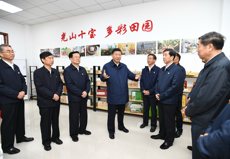 9月16日至18日，中共中央總書記、國家主席、中央軍委主席習(xí)近平在河南考察。這是17日上午，習(xí)近平在信陽市光山縣文殊鄉(xiāng)東岳村文化接待中心，了解光山縣脫貧工作和中辦在光山縣扶貧工作情況。新華社記者 謝環(huán)馳 攝