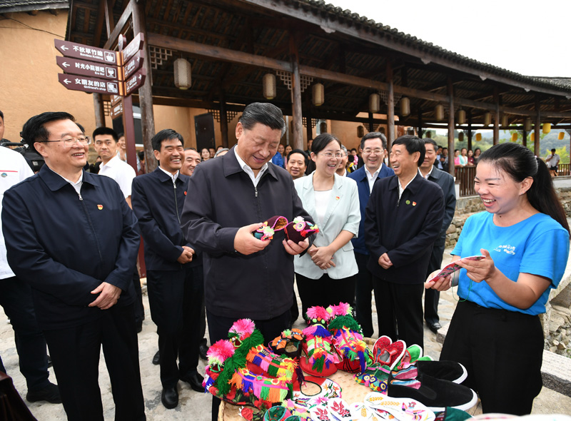 　　9月16日至18日，中共中央總書記、國家主席、中央軍委主席習(xí)近平在河南考察。這是16日下午，習(xí)近平在信陽市新縣田鋪鄉(xiāng)田鋪大塆考察調(diào)研。 新華社記者 謝環(huán)馳 攝
