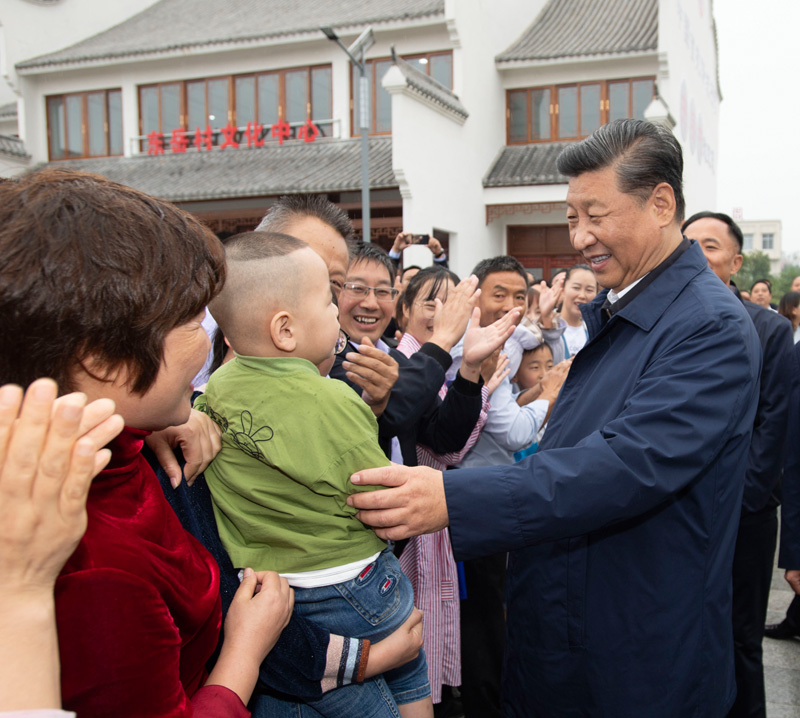 9月16日至18日，中共中央總書記、國家主席、中央軍委主席習(xí)近平在河南考察。這是17日上午，習(xí)近平在信陽市光山縣文殊鄉(xiāng)東岳村同鄉(xiāng)親們親切交流，祝愿鄉(xiāng)親們生活芝麻開花節(jié)節(jié)高。新華社記者 謝環(huán)馳 攝