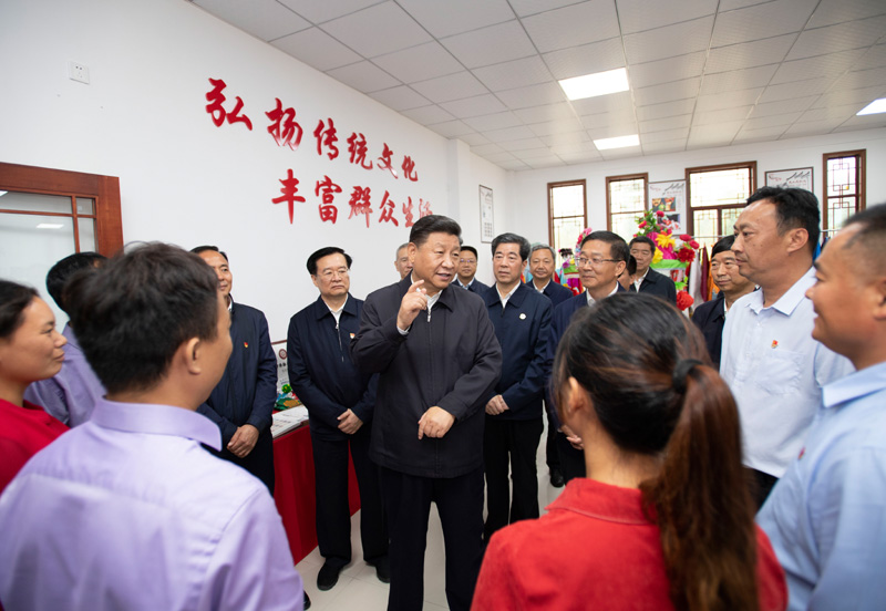9月16日至18日，中共中央總書記、國家主席、中央軍委主席習(xí)近平在河南考察。這是17日上午，習(xí)近平在信陽市光山縣文殊鄉(xiāng)東岳村文化接待中心，同當(dāng)?shù)孛撠氈赂粠ь^人親切交流，勉勵他們帶動更多鄉(xiāng)親們致富。新華社記者 謝環(huán)馳 攝