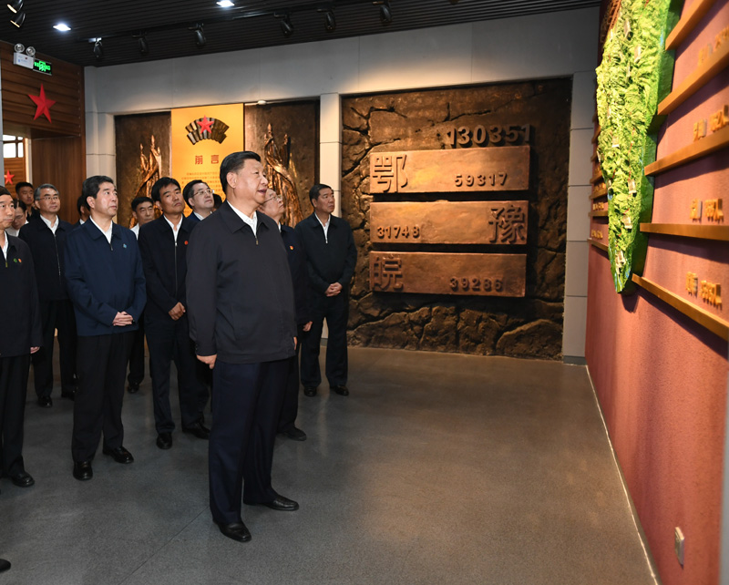 9月16日至18日，中共中央總書記、國家主席、中央軍委主席習(xí)近平在河南考察。這是16日下午，習(xí)近平來到位于信陽市新縣的鄂豫皖蘇區(qū)首府烈士陵園，瞻仰革命烈士紀(jì)念堂。 新華社記者 謝環(huán)馳 攝