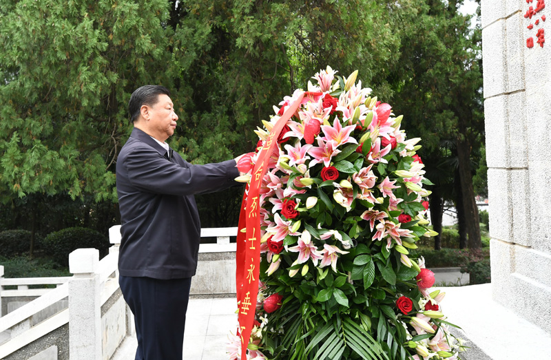 　　9月16日至18日，中共中央總書記、國家主席、中央軍委主席習(xí)近平在河南考察。這是16日下午，習(xí)近平來到位于信陽市新縣的鄂豫皖蘇區(qū)首府烈士陵園，瞻仰革命烈士紀(jì)念碑，向革命先烈敬獻(xiàn)花籃。 新華社記者 謝環(huán)馳 攝