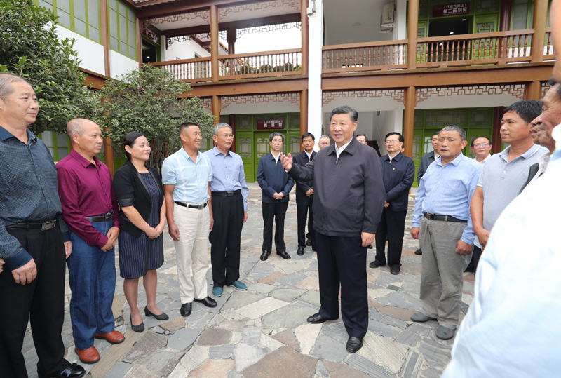 　　9月16日至18日，中共中央總書記、國家主席、中央軍委主席習(xí)近平在河南考察。這是16日下午，習(xí)近平在位于信陽市新縣的鄂豫皖蘇區(qū)首府革命博物館，同當(dāng)?shù)丶t軍后代、革命烈士家屬代表親切交談。 新華社記者 鞠鵬 攝