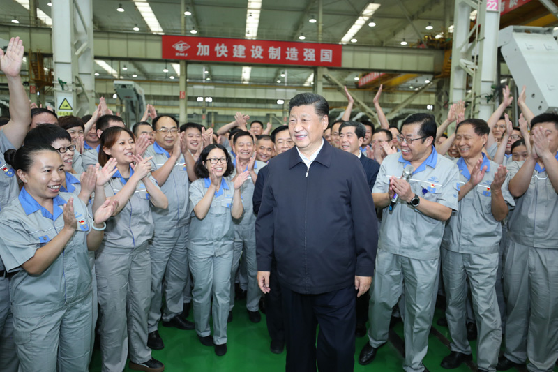 9月16日至18日，中共中央總書記、國家主席、中央軍委主席習(xí)近平在河南考察。這是17日下午，習(xí)近平在鄭州煤礦機(jī)械集團(tuán)股份有限公司總裝車間同工人們親切交流，鼓勵他們加強(qiáng)自主創(chuàng)新，爭創(chuàng)發(fā)展戰(zhàn)略優(yōu)勢。新華社記者 鞠鵬 攝