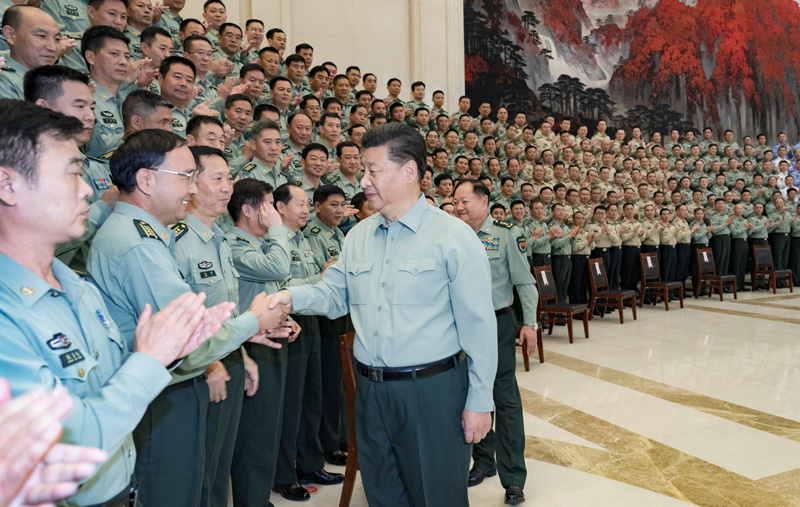 9月16日至18日，中共中央總書記、國家主席、中央軍委主席習(xí)近平在河南考察。這是18日上午，習(xí)近平在鄭州親切接見駐河南部隊(duì)副師職以上領(lǐng)導(dǎo)干部和團(tuán)級單位主官，代表黨中央和中央軍委向駐河南部隊(duì)全體官兵致以誠摯問候。新華社記者 李剛 攝