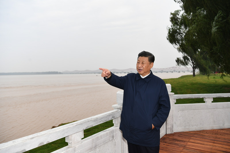 9月16日至18日，中共中央總書記、國家主席、中央軍委主席習(xí)近平在河南考察。這是17日下午，習(xí)近平在鄭州黃河國家地質(zhì)公園，眺望黃河鄭州段。新華社記者 謝環(huán)馳 攝