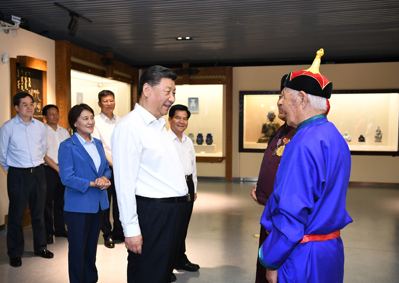 7月15日至16日，中共中央總書記、國家主席、中央軍委主席習(xí)近平在內(nèi)蒙古考察并指導(dǎo)開展“不忘初心、牢記使命”主題教育。這是15日上午，習(xí)近平在赤峰博物館同古典民族史詩《格薩（斯）爾》非物質(zhì)文化遺產(chǎn)傳承人親切交談。