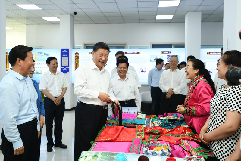 7月15日至16日，中共中央總書記、國家主席、中央軍委主席習(xí)近平在內(nèi)蒙古考察并指導(dǎo)開展“不忘初心、牢記使命”主題教育。這是15日上午，習(xí)近平在赤峰市松山區(qū)興安街道臨潢家園社區(qū)，同社區(qū)居民親切交流。