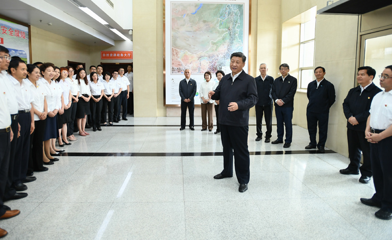 7月15日至16日，中共中央總書記、國家主席、中央軍委主席習(xí)近平在內(nèi)蒙古考察并指導(dǎo)開展“不忘初心、牢記使命”主題教育。這是16日上午，習(xí)近平到內(nèi)蒙古自治區(qū)自然資源廳，實地調(diào)研指導(dǎo)開展“不忘初心、牢記使命”主題教育。