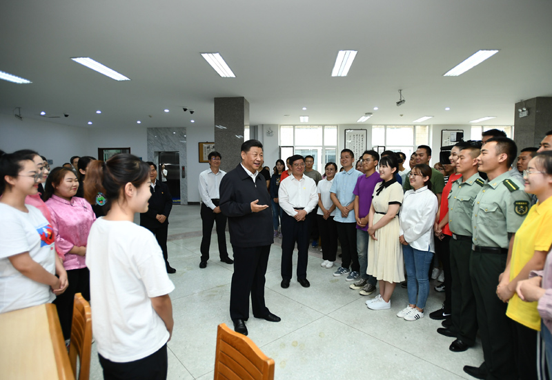 7月15日至16日，中共中央總書記、國家主席、中央軍委主席習(xí)近平在內(nèi)蒙古考察并指導(dǎo)開展“不忘初心、牢記使命”主題教育。這是16日上午，習(xí)近平在內(nèi)蒙古大學(xué)圖書館同學(xué)生們親切交談，勉勵他們志存高遠(yuǎn)、腳踏實地、發(fā)奮圖強。