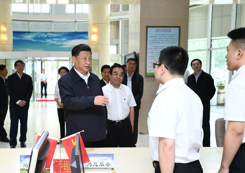 7月15日至16日，中共中央總書記、國家主席、中央軍委主席習(xí)近平在內(nèi)蒙古考察并指導(dǎo)開展“不忘初心、牢記使命”主題教育。這是16日上午，習(xí)近平在內(nèi)蒙古自治區(qū)自然資源廳自然資源政務(wù)大廳同工作人員交談，了解開展主題教育和落實便捷高效政務(wù)服務(wù)等情況。