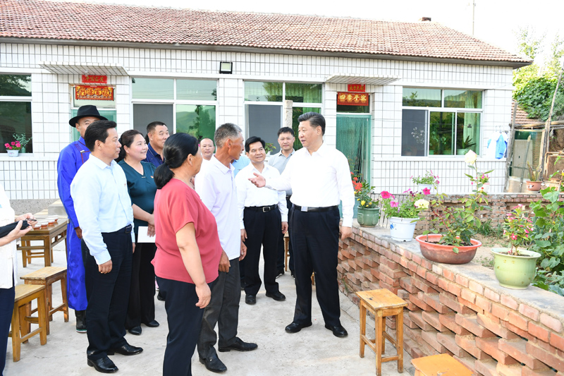7月15日至16日，中共中央總書記、國家主席、中央軍委主席習(xí)近平在內(nèi)蒙古考察并指導(dǎo)開展“不忘初心、牢記使命”主題教育。這是15日下午，習(xí)近平在赤峰市喀喇沁旗河南街道馬鞍山村村民張國利家，同基層干部群眾代表親切交流。