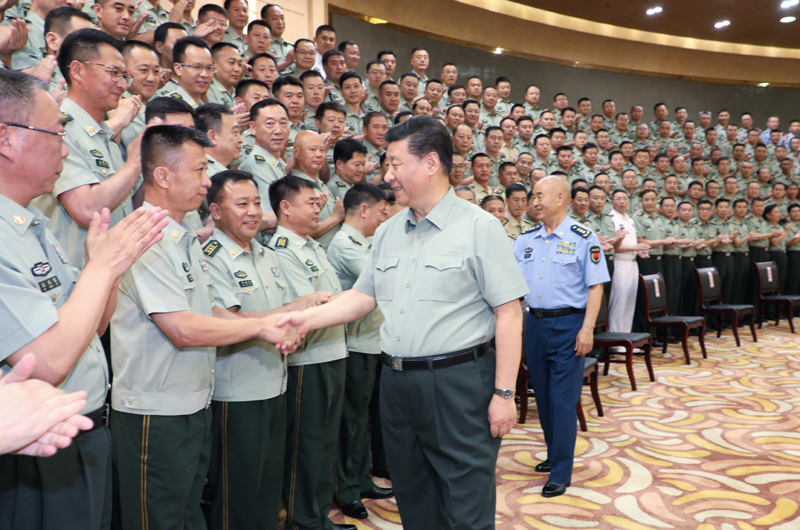 7月15日至16日，中共中央總書記、國家主席、中央軍委主席習(xí)近平在內(nèi)蒙古考察并指導(dǎo)開展“不忘初心、牢記使命”主題教育。這是16日上午，習(xí)近平在呼和浩特親切接見駐內(nèi)蒙古部隊副師職以上領(lǐng)導(dǎo)干部和團(tuán)級單位主官，代表黨中央和中央軍委向駐內(nèi)蒙古部隊全體官兵致以誠摯問候。