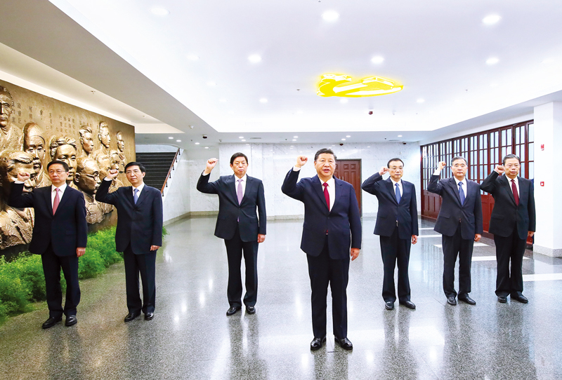 　2017年10月31日，中共中央總書記、國家主席、中央軍委主席習(xí)近平帶領(lǐng)中共中央政治局常委李克強(qiáng)、栗戰(zhàn)書、汪洋、王滬寧、趙樂際、韓正，瞻仰上海中共一大會址和浙江嘉興南湖紅船。這是31日上午，在上海中共一大會址紀(jì)念館，習(xí)近平帶領(lǐng)其他中共中央政治局常委同志一起重溫入黨誓詞。 新華社記者 蘭紅光/攝