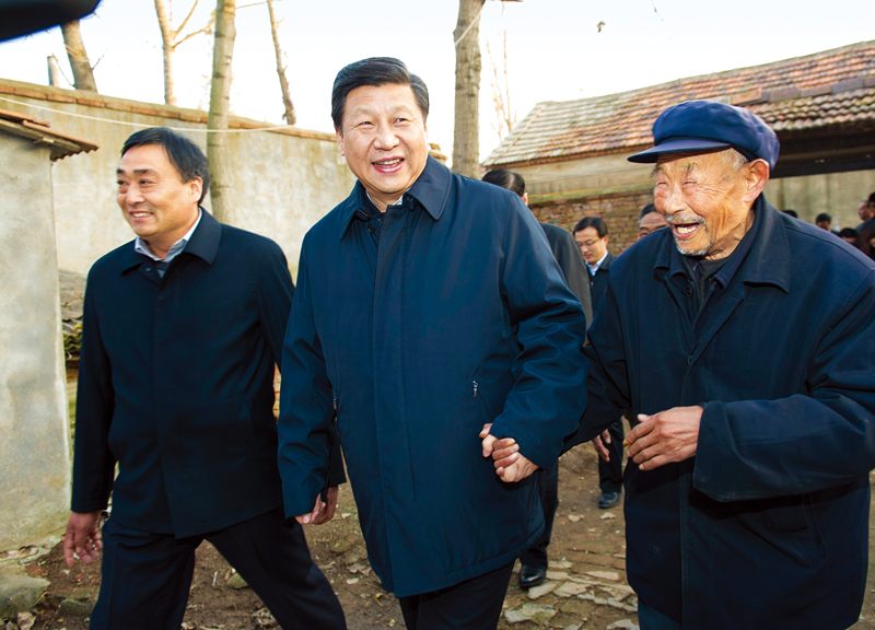 　2013年11月24日至28日，中共中央總書記、國家主席、中央軍委主席習(xí)近平在山東考察。 這是25日下午，習(xí)近平在地處沂蒙老區(qū)的臨沭縣曹莊鎮(zhèn)朱村親切地拉著83歲的“老支前”王克昌的手去他家看望。 新華社記者 謝環(huán)馳/攝