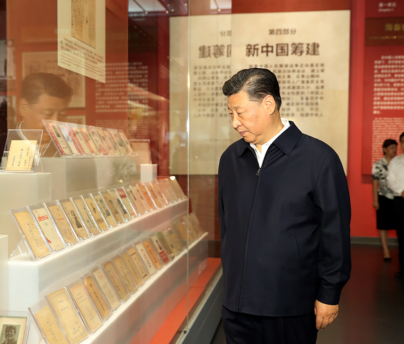 9月12日，中共中央總書記、國家主席、中央軍委主席習近平視察中共中央北京香山革命紀念地。這是習近平在香山革命紀念館參觀《為新中國奠基》主題展覽。