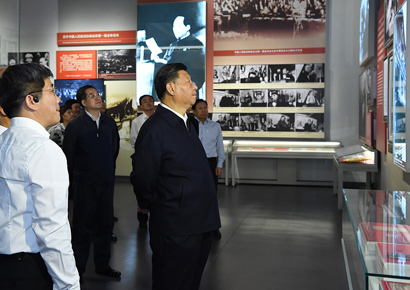 9月12日，中共中央總書記、國家主席、中央軍委主席習近平視察中共中央北京香山革命紀念地。這是習近平在香山革命紀念館參觀《為新中國奠基》主題展覽。