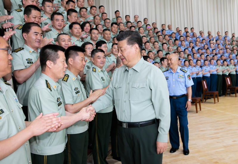 8月22日，中共中央總書記、國家主席、中央軍委主席習(xí)近平到空軍某基地視察。這是習(xí)近平親切接見駐甘肅部隊(duì)副師職以上領(lǐng)導(dǎo)干部和團(tuán)級單位主官。