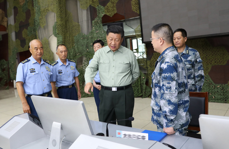 8月22日，中共中央總書記、國家主席、中央軍委主席習(xí)近平到空軍某基地視察。這是習(xí)近平察看基地作戰(zhàn)指揮中心，了解戰(zhàn)備值班和訓(xùn)練情況。