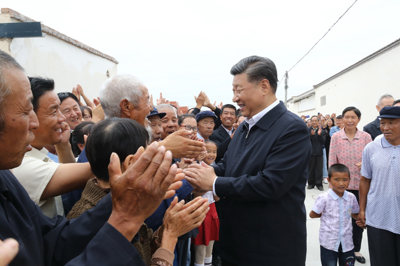 8月19日至22日，中共中央總書記、國家主席、中央軍委主席習(xí)近平在甘肅考察。這是21日上午，習(xí)近平在武威市古浪縣黃花灘生態(tài)移民區(qū)富民新村同村民親切交談。