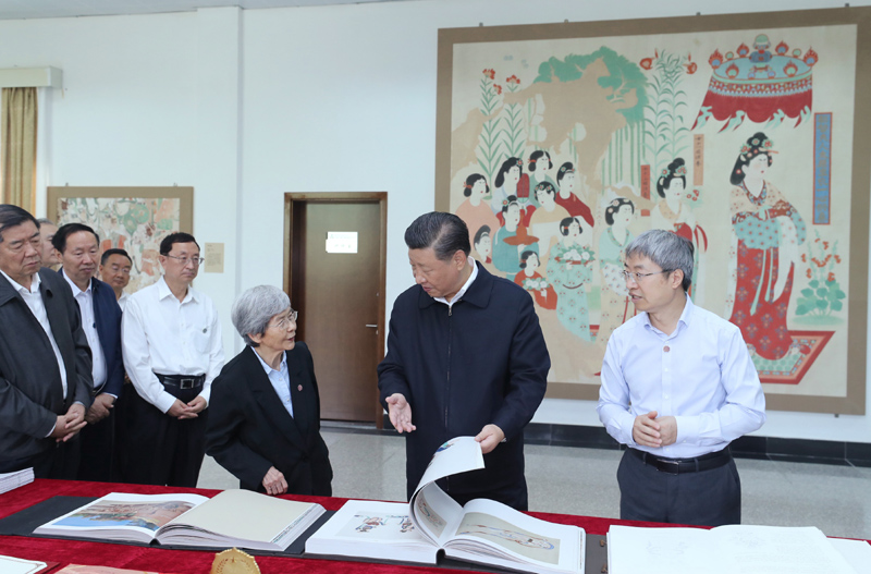 8月19日至22日，中共中央總書記、國家主席、中央軍委主席習(xí)近平在甘肅考察。這是19日下午，習(xí)近平在敦煌研究院察看珍藏文物和學(xué)術(shù)成果展示，了解文物保護和研究、弘揚優(yōu)秀歷史文化情況。