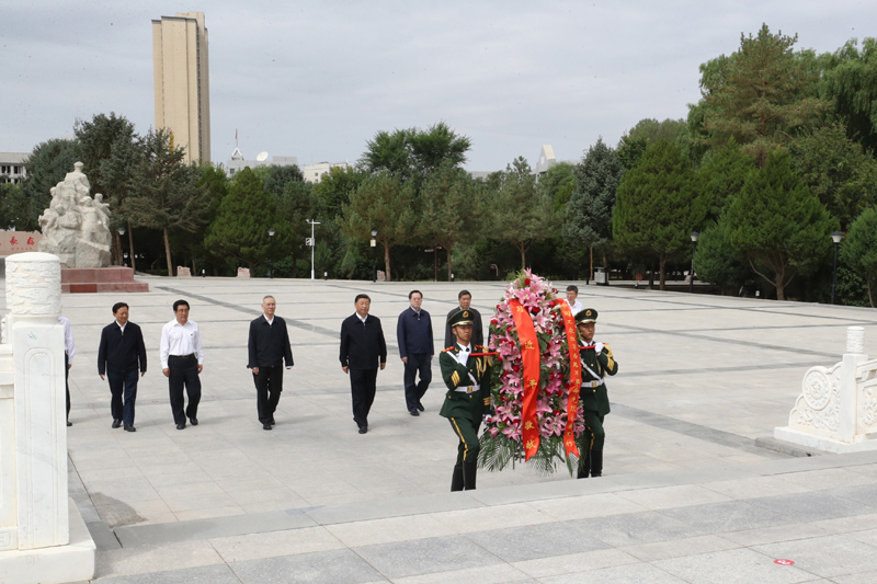 8月19日至22日，中共中央總書記、國家主席、中央軍委主席習(xí)近平在甘肅考察。這是20日上午，習(xí)近平來到張掖市高臺縣，瞻仰中國工農(nóng)紅軍西路軍紀(jì)念碑，向革命先烈敬獻花籃。
