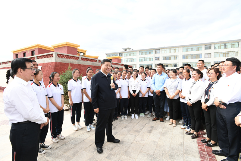 8月19日至22日，中共中央總書記、國家主席、中央軍委主席習(xí)近平在甘肅考察。這是20日下午，習(xí)近平在張掖市山丹培黎學(xué)校同師生親切交流。