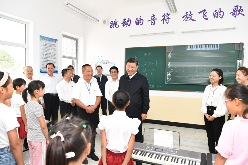 8月19日至22日，中共中央總書記、國家主席、中央軍委主席習(xí)近平在甘肅考察。這是21日上午，習(xí)近平在武威市古浪縣黃花灘生態(tài)移民區(qū)富民新村富民小學(xué)的音樂教室，認(rèn)真觀看正在進行的音樂課教學(xué)。