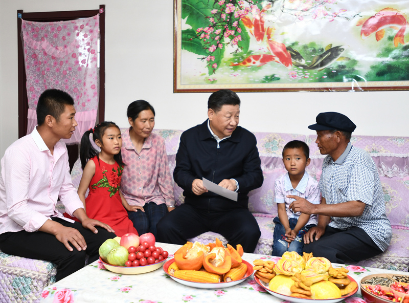 8月19日至22日，中共中央總書記、國家主席、中央軍委主席習(xí)近平在甘肅考察。這是21日上午，習(xí)近平在武威市古浪縣黃花灘生態(tài)移民區(qū)富民新村村民李應(yīng)川家，同李應(yīng)川一家拉家常。