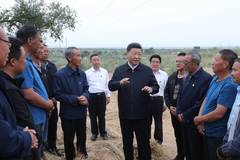 8月19日至22日，中共中央總書記、國家主席、中央軍委主席習(xí)近平在甘肅考察。這是21日上午，習(xí)近平在武威市古浪縣八步沙林場同“六老漢”代表及林場職工親切交談。