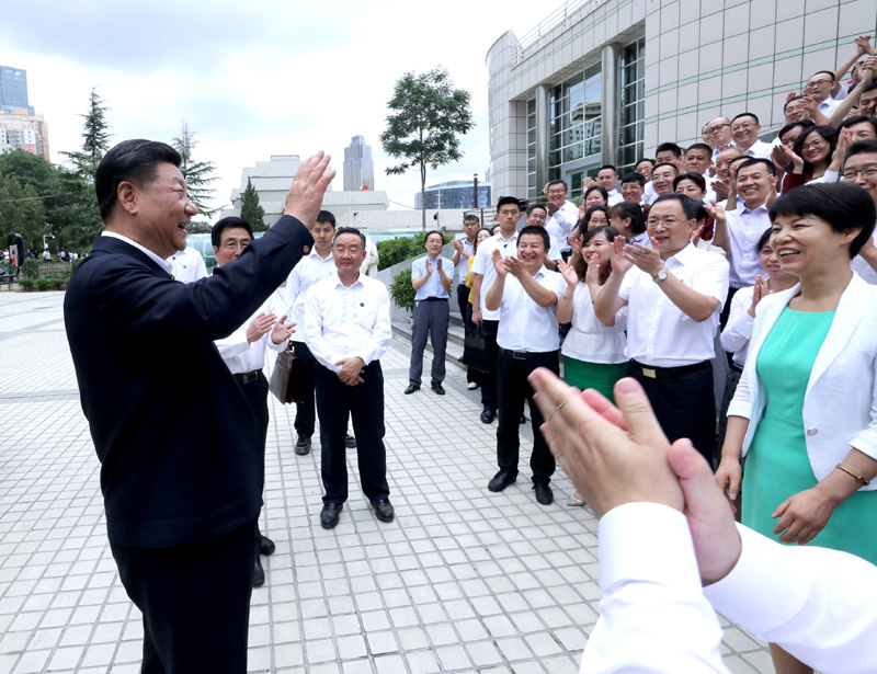 8月19日至22日，中共中央總書記、國家主席、中央軍委主席習(xí)近平在甘肅考察。這是21日下午，習(xí)近平在讀者出版集團有限公司同工作人員親切交談。