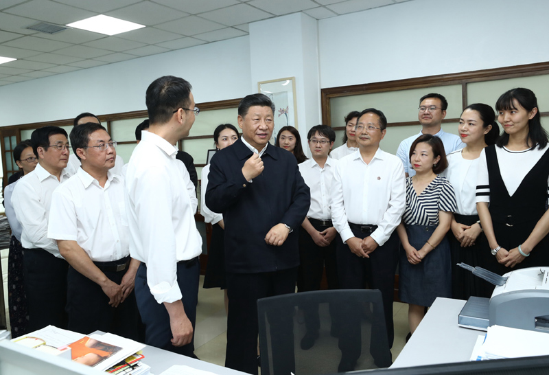 8月19日至22日，中共中央總書記、國家主席、中央軍委主席習(xí)近平在甘肅考察。這是21日下午，習(xí)近平在《讀者》編輯部同工作人員交流，勉勵他們?yōu)槿嗣裉峁└鄡?yōu)秀精神食糧。