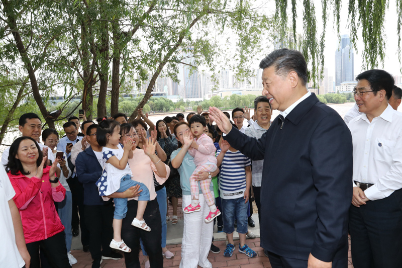 8月19日至22日，中共中央總書記、國家主席、中央軍委主席習(xí)近平在甘肅考察。這是21日下午，習(xí)近平在蘭州市黃河治理蘭鐵泵站項目點同正在休閑的群眾親切交談。