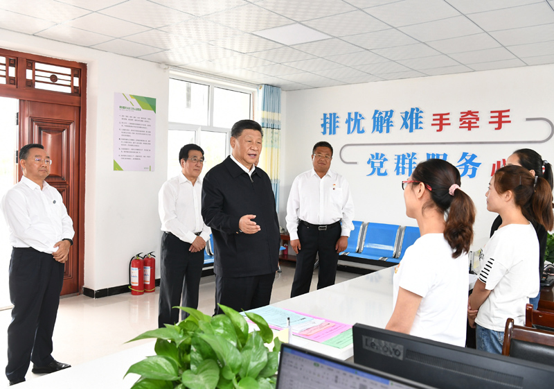 8月19日至22日，中共中央總書記、國家主席、中央軍委主席習(xí)近平在甘肅考察。這是21日上午，習(xí)近平在武威市古浪縣黃花灘生態(tài)移民區(qū)富民新村黨群服務(wù)中心考察。